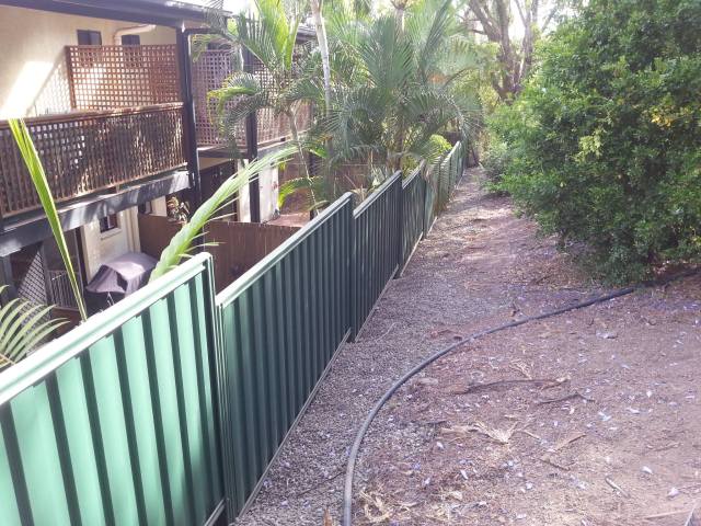 Rycan Retaining and Earthworks Brisbane Handyman - After - Replace Old Timber Fence with Colorbond Fence2
