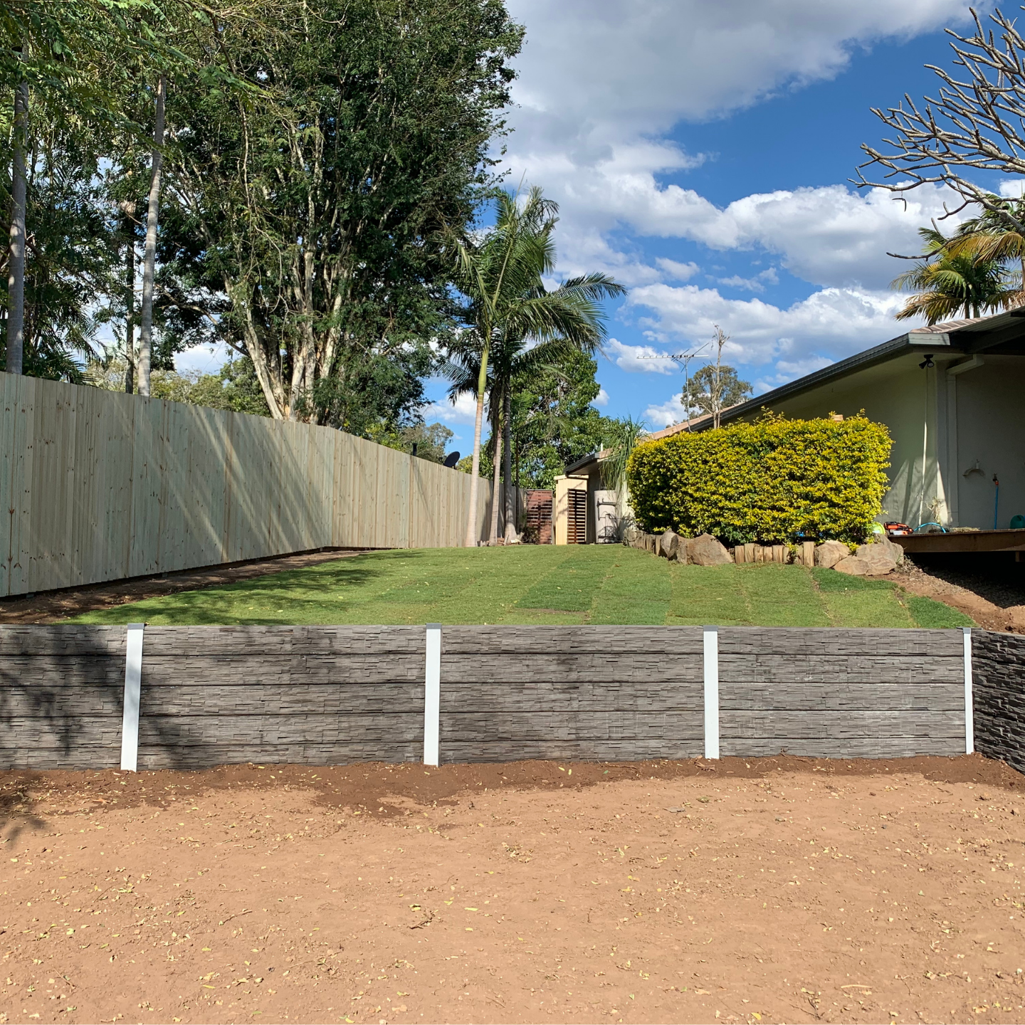 Rycan Retaining & Earthworks - Stackstone Grafite Retaining Wall Karana Downs