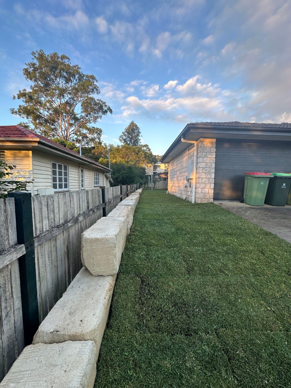 sandstone rock retaining wall turf